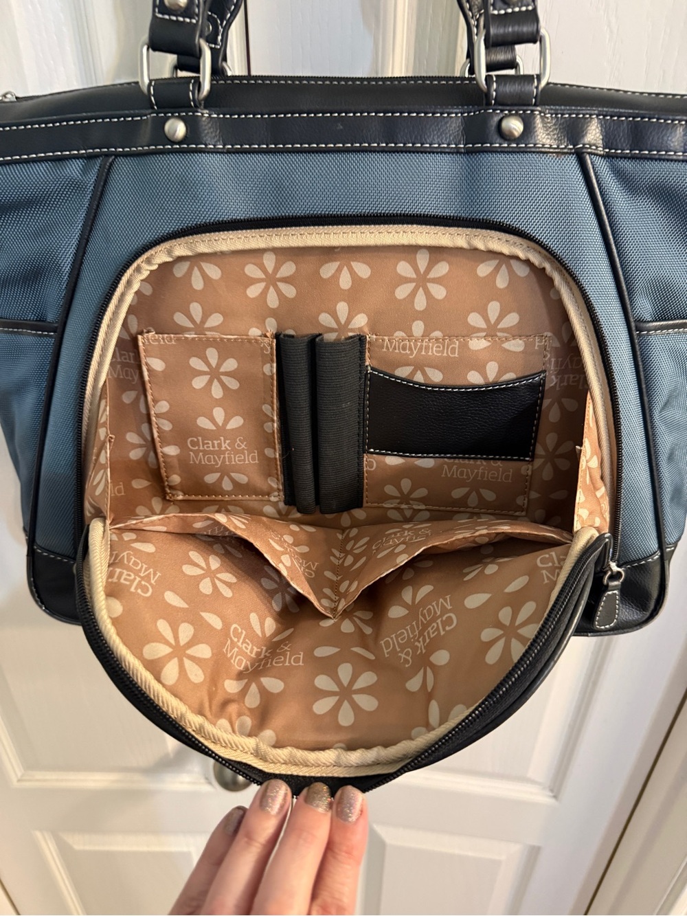 Elegant Laptop Shoulder Bag - spacious for any professional on the go - Picture 10 of 16